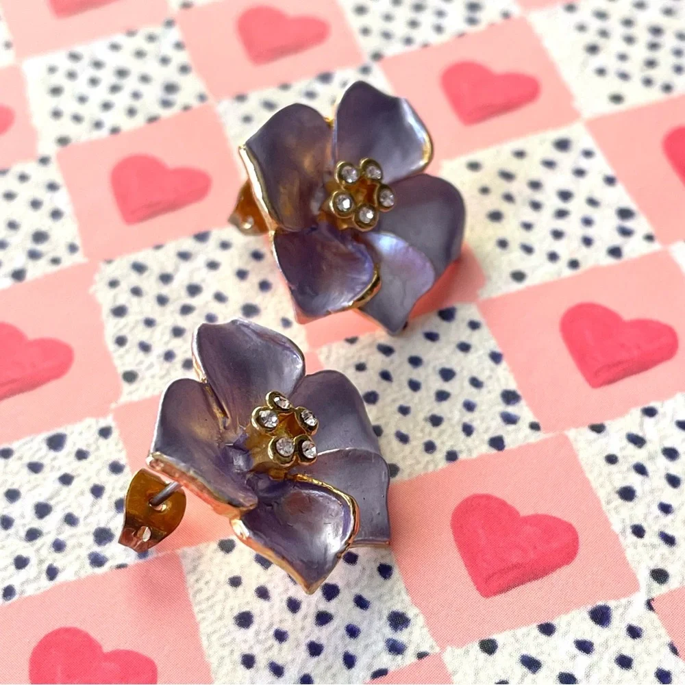 Cute vintage enamel on goldtone flower earrings purple